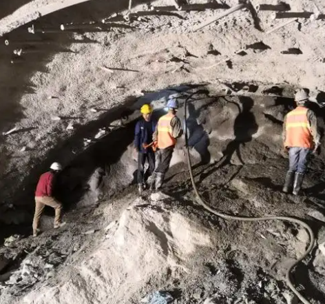 龙圩隧道拱顶带模注浆料，微膨胀注浆料的特点及施工工艺